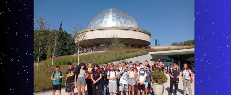Powiększ obraz: Uczniowie przed planetarium